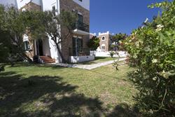 Budget Self Catering Apartments - Naxos. Tasoula apartment garden.